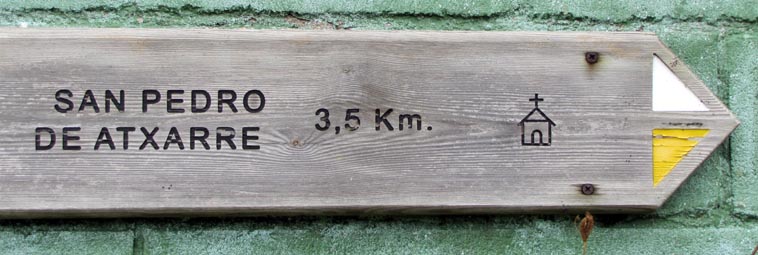 Un panneau indique San Pedro de Atxarre à 3,500km