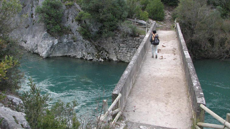 Nous franchissons le pont qui enjambe le río Salazar, au débouché Sud de la Foz de Arbayun.