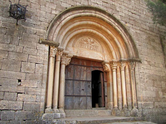 Le portail de l'église de Siurana. Cliquez pour voir le détail du tympan.
