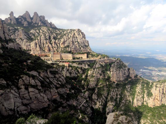 Le monastère de Montserrat vu depuis la croix de Sant Miquel