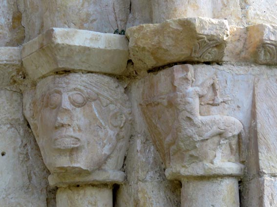 Chapiteaux du portail de l'église de Ribera