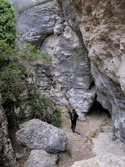 Alors que le sentier semble se diriger vers un "cul-de-sac", l'itinéraire se poursuit dans une cavité naturelle de la roche...