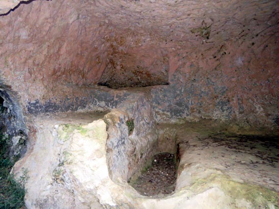 Sépultures dans une des grottes de Santokaria