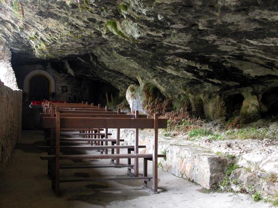 L'intérieur de l'ermitage San Urbez.