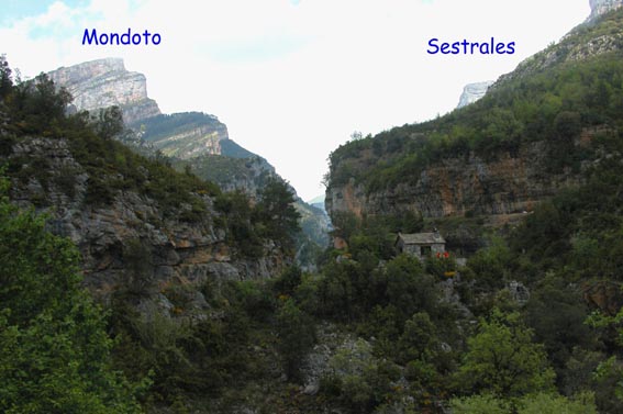 Le Mondoto et les Sestrales de part et d'autre du cañon d'Añisclo.