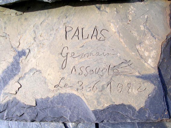 Gravure sur une ardoise de la toiture de la cabane Laga de Haut.