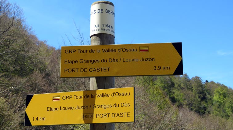 Un panneau du GRP "Tour de la Vallée d'Ossau" nous indique Port de Castet à 3,900km vers la droite.