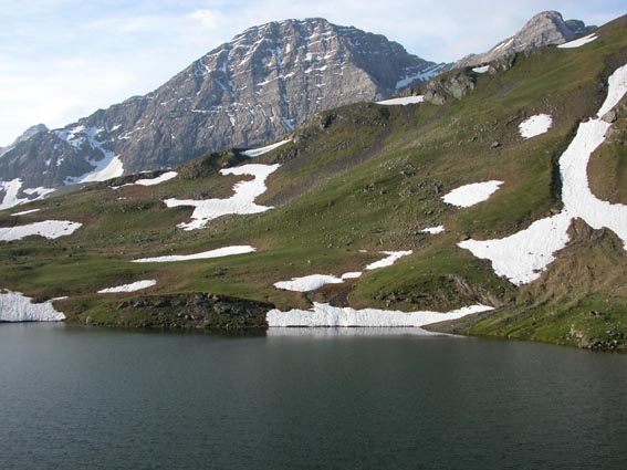 Le lac des Espécières avec le Taillon à l'arrière-plan.