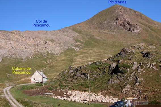 Le cabane et le col de Pescamou, et le Pic d'Arlas.