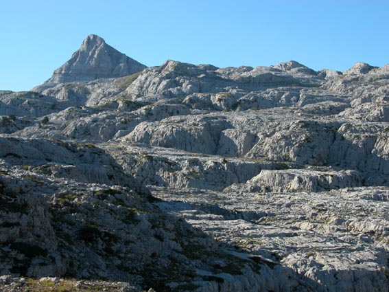 Un glacier de roche, que le Pic d'Anie domine majestueusement...