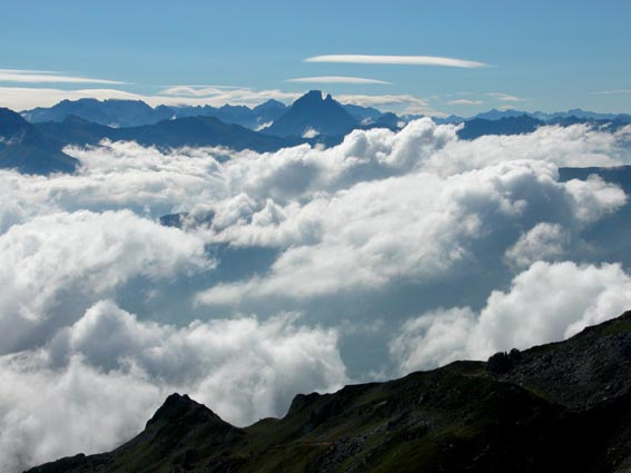 Le Pic du Midi d'Ossau émerge de la mer de nuages.
