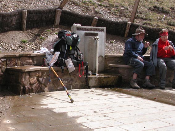 Un couple de pèlerins bretons fait une pause à la fontaine de Roland.