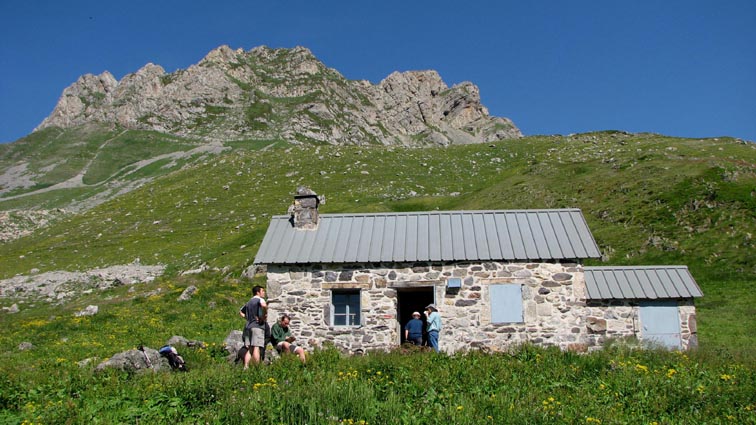 La cabane Laiterine, dominée par La Marère.