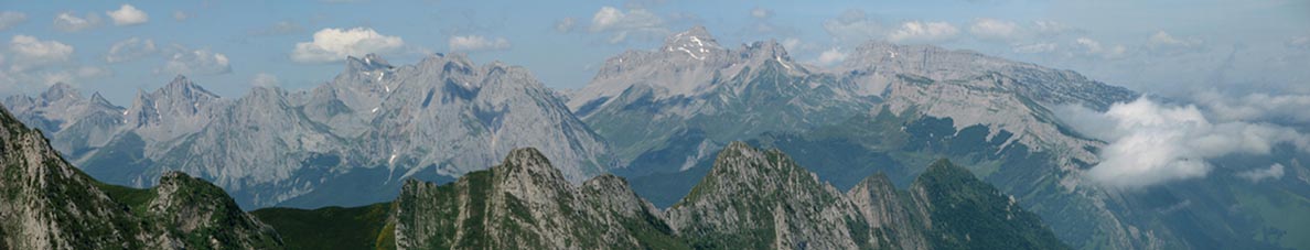 Panorama sur les sommets d'Aspe depuis le col d'Iseye.