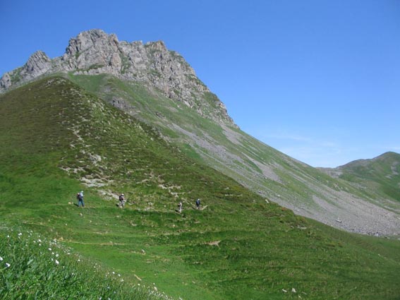 Sentier à flanc sous La Marère en direction du col de Cotcharas.