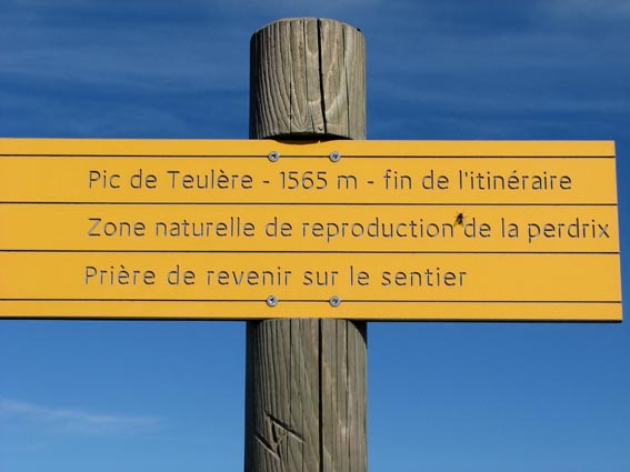 Un panneau indique que nous sommes dans une zone de reproduction naturelle de la perdrix, et nous prie de revenir sur le sentier.
