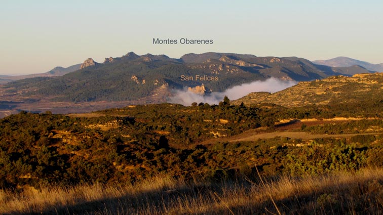 Montes Obarenes à l'Ouest.