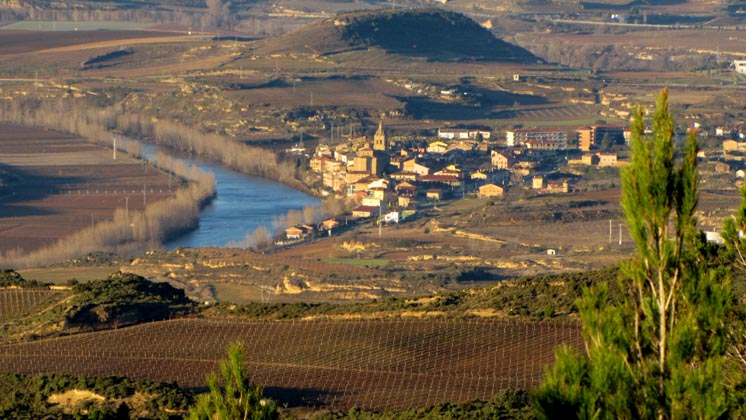 Le village de Briñas, nich' au bord d'un méandre de l'Ebre.