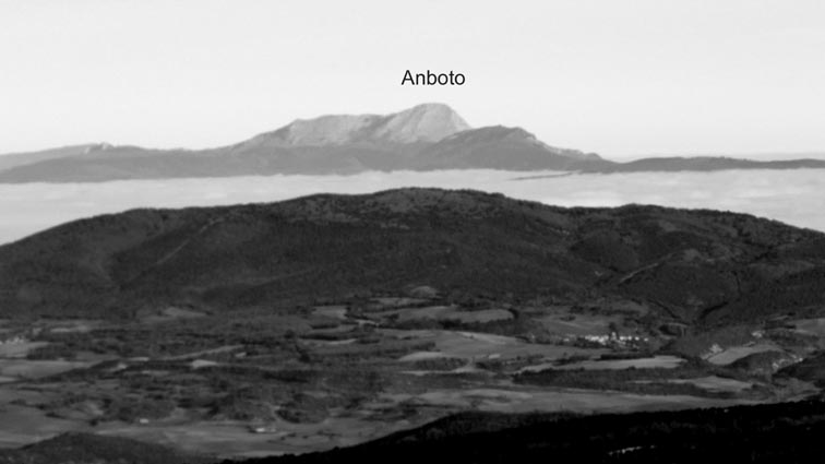 L'Anboto se détache au-dessus de la mer de nuages.