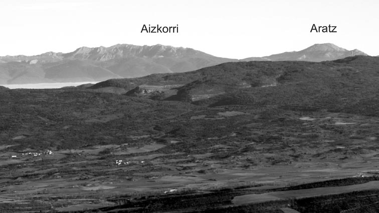 La chaîne de l'Aizkorri se prolonge à droite par le sommet de Aratz.