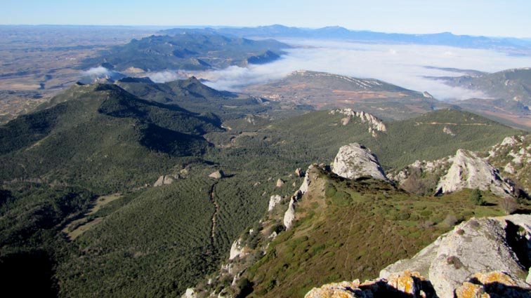 Vue à l'Ouest sur les Montes Obarenes qui forment une barrière pour contenir la mer de nuages qu'ils dominent au Nord.