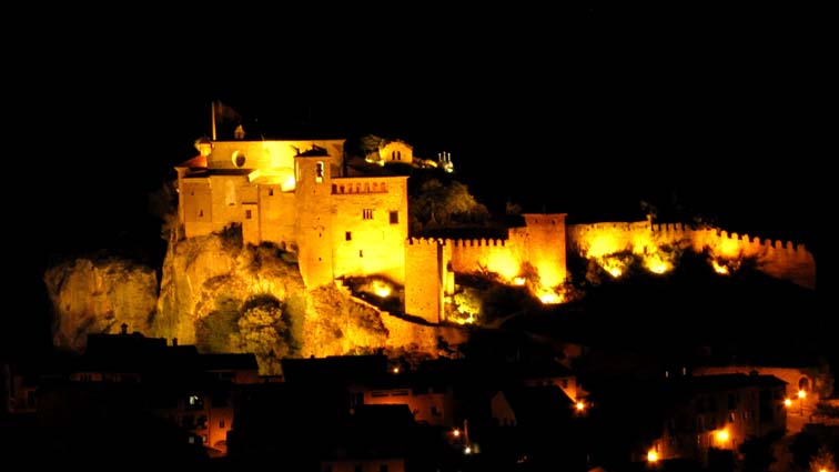 La citadelle d'Alquézar éclairée en soirée.