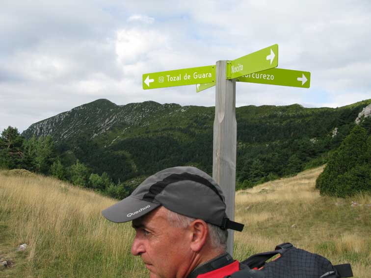 Un panneau indique le sentier du Tozal de Guara vers la gauche.