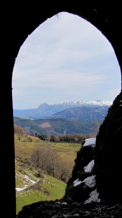 Txindoki et Sierra de Aralar depuis le tunnel San Adrian