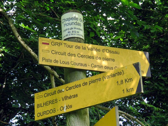 Un panneau nous indique que nous sommes sur le GRP du Tour de la Vallée d'Ossau, et sur le circuit des cercles de pierres.