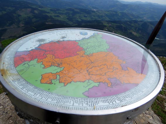 Une table d'orientation représente la carte du Pays Basque