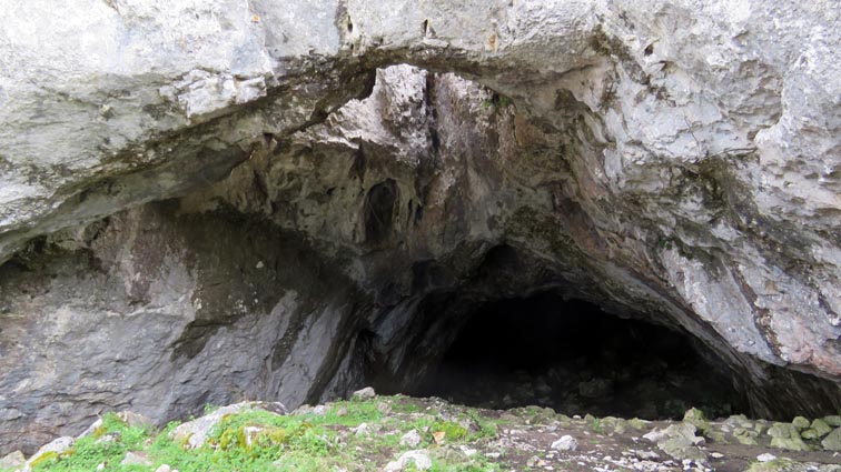 Nous nous arrêtons pour visiter l'entrée d'une grande grotte dont le plafond est percé d'un énorme orifice karstique.