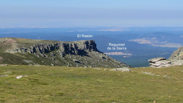 Nous dominons "El Rasón" et le village de Regumiel de la Sierra.