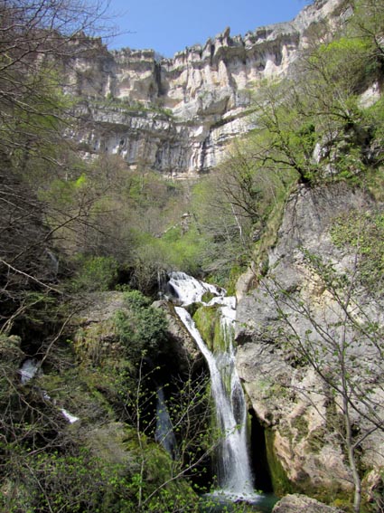 Cascade du Necedero del río Urederra, avec les falaises du cirque qui la surplombe.