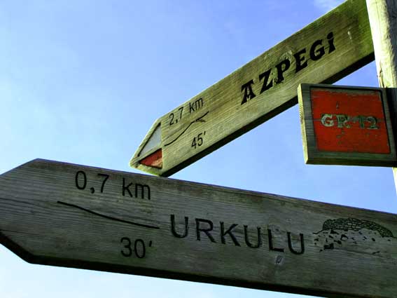 Un panneau nous indique qu'il nous faudra parcourir 700m en 30 minutes de marche pour atteindre Urkulu