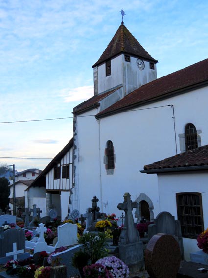 Eglise et cimetière d'Urcuray