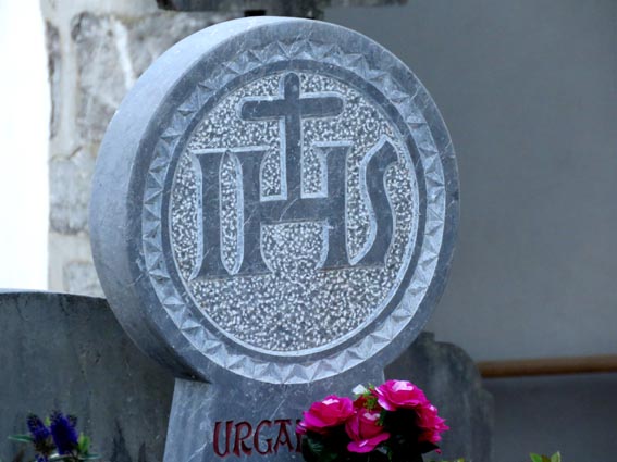 Stèle discoïdale dans le cimetière d'Urcuray