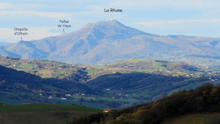 Nous avons un beau point de vue sur la Rhune, et distinguons les Peñas de Haya qui apparaissent de justesse derrière la ligne de crête à gauche du sommet.