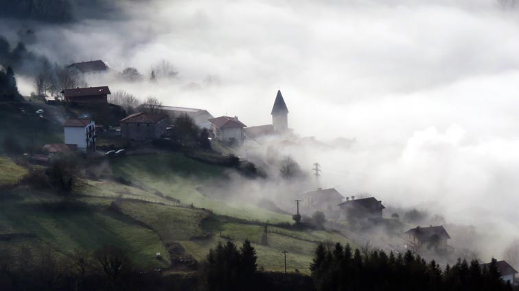 Le village de Belauntza qui émerge de la brume...