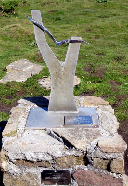 Au sommet du Xoldoko Gaina, une sculpture métallique évoquant un oiseau, scellée sur un socle en maçonnerie.