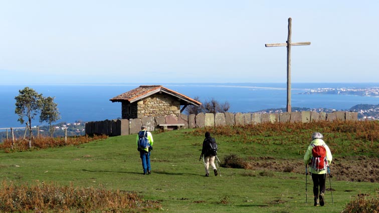 Nous voici au sommet du Mont du Calvaire où est implantée une chapelle surmontée d'une grande croix.