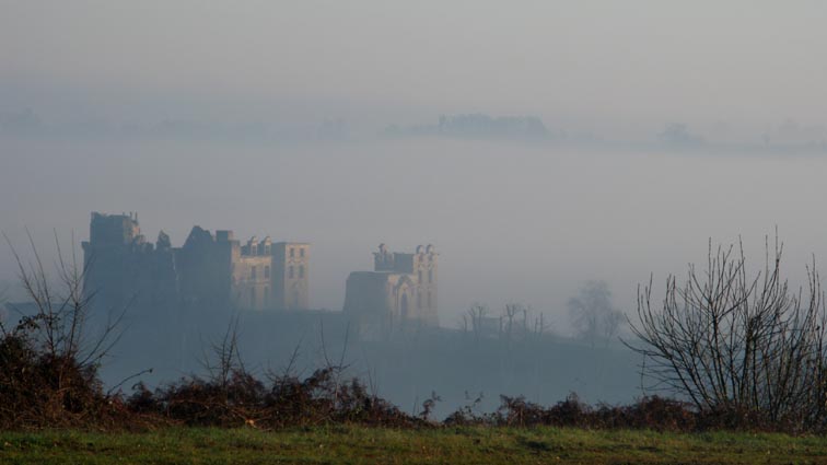 Le château de Bidache émerge de la brume.