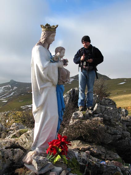 Nous faisons un petit arrêt à la Vierge d'Orisson, placée sur une petite crête rocheuse.