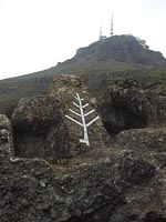 Croix surmontée d'un arbre de vie sous le sommet de la Rhune.