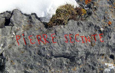 Le nom d'un berger gravé sur la roche : "Pierre Secinte" (surligné).