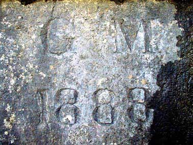 L'inscription: "GM 1888" (Génie militaire)