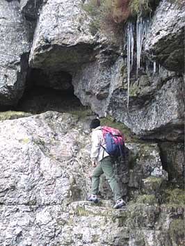 Passage rocheux, remarquer les stalactites...