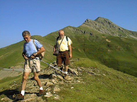 Roger et Beñat avec le Pic d'Orhy à l'arrière plan.