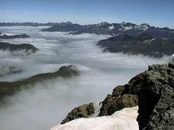 Mer de nuages sur Gavarnie. Le Pic du Midi de Bigorrre, le Pic Long et le Néouvielle.