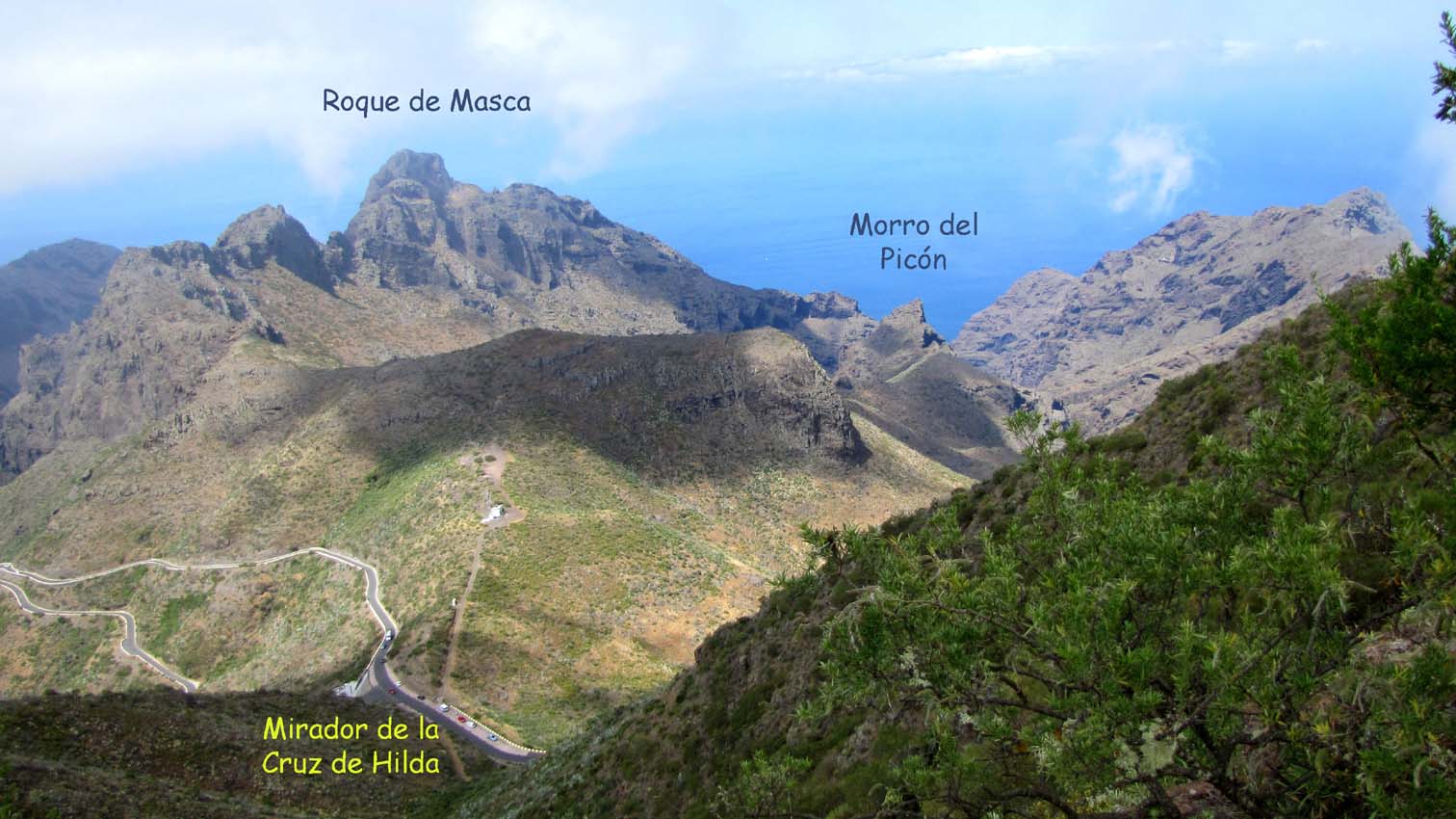 Nous dominons le mirador de la Cruz de Hilda, et nous voyons dans le même axe, le Roque de Masca