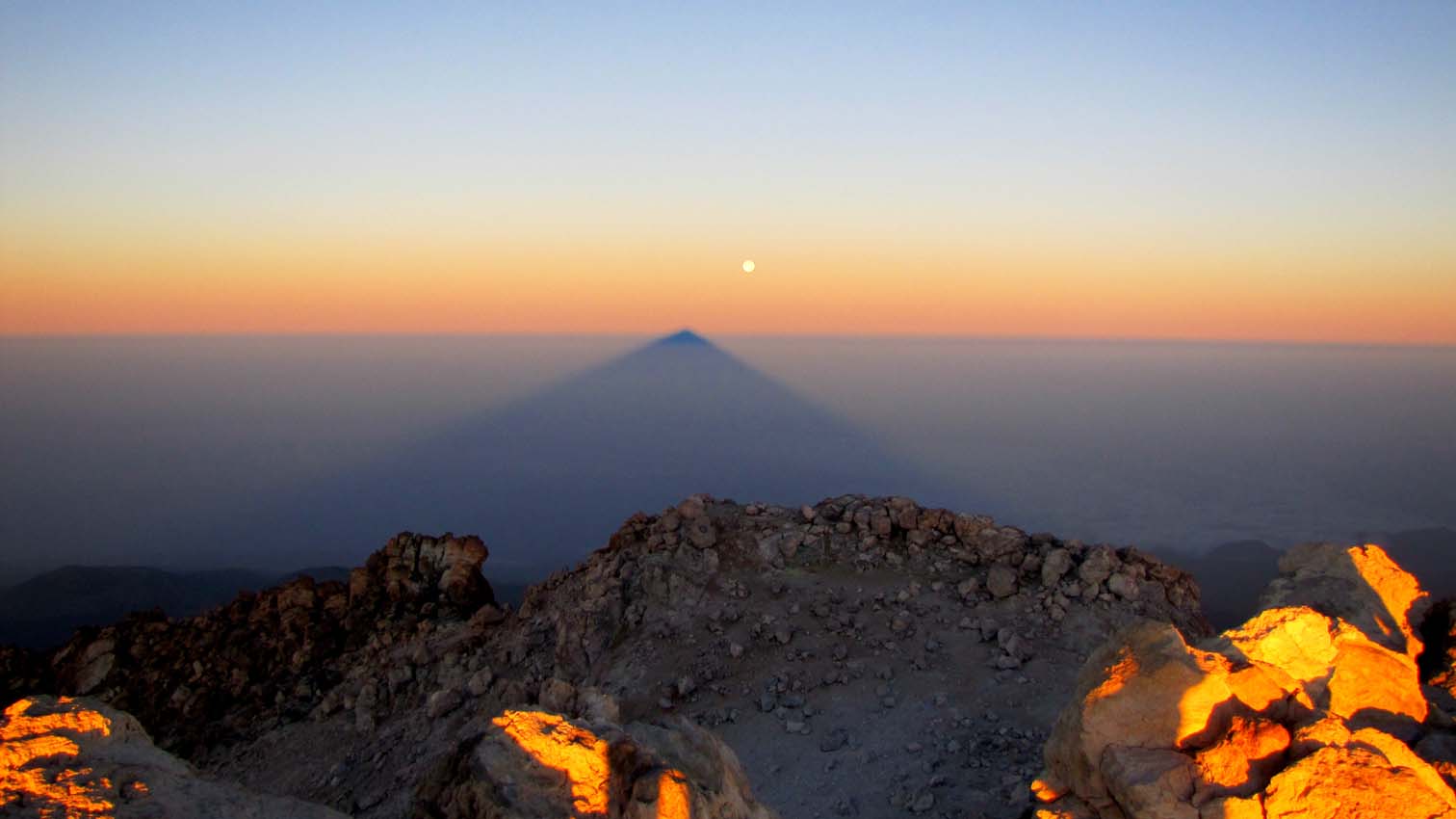 L'ombre du Teide et la lune.